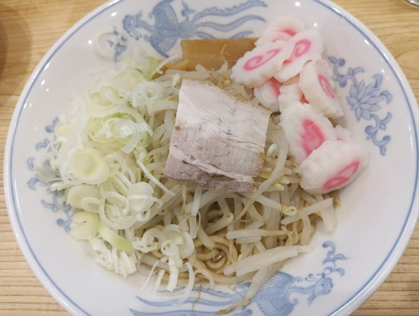 「油そば・麺軽め+なると」@らーめん 高尾の写真