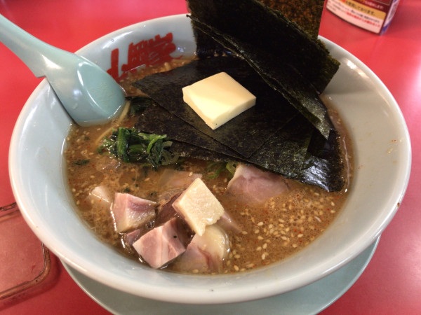 「味噌+クーポン コロチャー×2、海苔+ポイント バター 690円」@山岡家 越谷レイクタウン店の写真