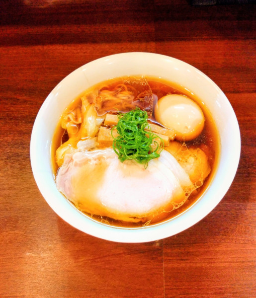 「醤油ラーメン（ワンタン＋味玉＋チャーシュー）」@とものもとの写真