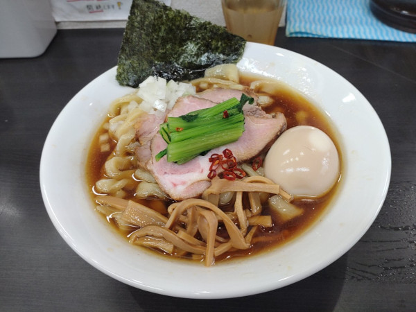 「醤油らーめん大盛＋味玉」@自家製手打ち麺 禿の写真