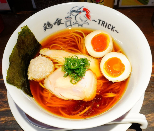 「味玉鶏の醤油らーめん+エビス(中瓶)」@鶏喰~TRICK~の写真