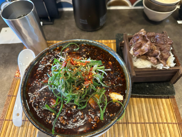 「コク旨麻婆麺+和牛せいろご飯」@煮干中華 つなぐの写真