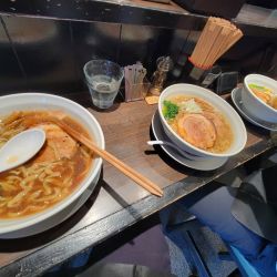 ら～麺　背脂　中太麺