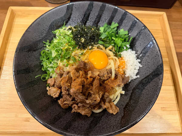 「金・土・日曜限定！飛騨牛牛すじ煮込みの辛まぜそば1250円」@らぁめん 麺彩家の写真