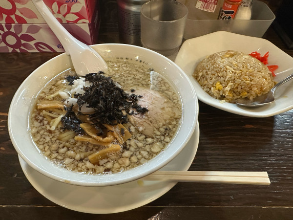 「背脂煮干し中華そば+半チャーハン」@ラーチャン家 女池本店の写真