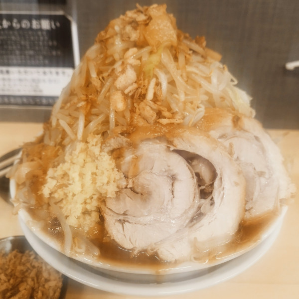 「大ラーメン（ヤサイマシマシアブラカラメ＋ショウガ＋フラオニ）」@ラーメン澄火の写真