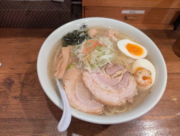 「贅沢乗せラーメン」@塩らーめん専門 ひるがお 大岡山店の写真