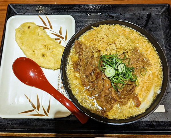 「肉がさね玉子あんかけうどん＋れんこん天＝930円」@丸亀製麺 浅草ROX店の写真