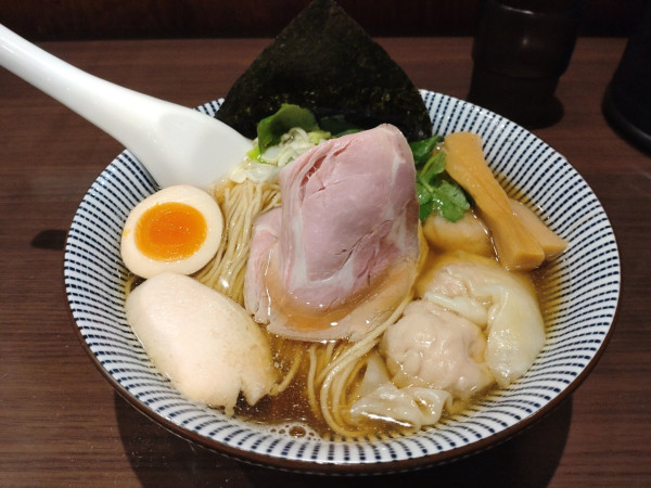 「わんたん煮干しそば白醤油大盛り」@寿製麺よしかわ 坂戸店の写真