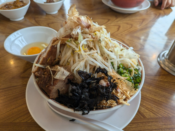 「汁なし塩　野菜·たまねぎマシマシ　1000円」@ラーメン金剛の写真