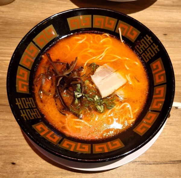 「ピリ辛豚骨ラーメン（630円）」@焼鳥日高 川越クレアモール店の写真