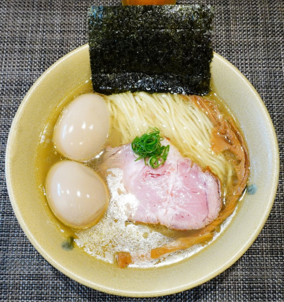 「塩そば（味玉入り）＋生ビール（おつまみ付き）」@Ramen にじゅうぶんのいちの写真