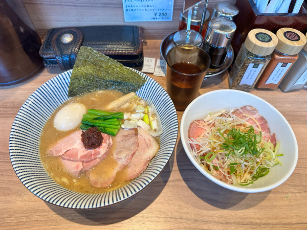 「特製豚骨魚介らーめんとレアチャーシュー丼」@麺処ぐり虎 名古屋栄店の写真