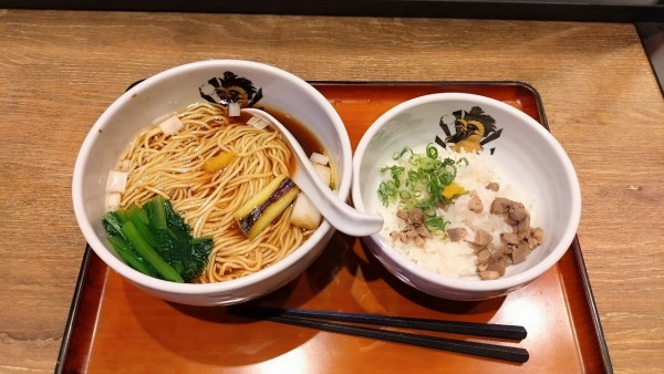 「鴨出汁中華そば(醤油・大盛・雑炊用ごはん小・1490円)」@中華そば 満鶏軒 秋葉原UDX店の写真