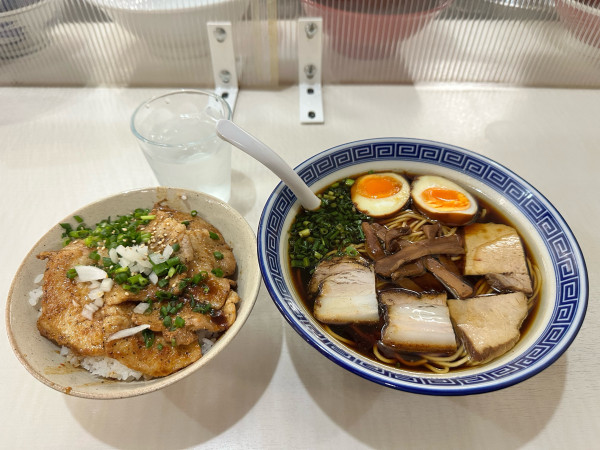 「支那そば味玉トッピングと焼き肉丼」@支那そば こてつの写真