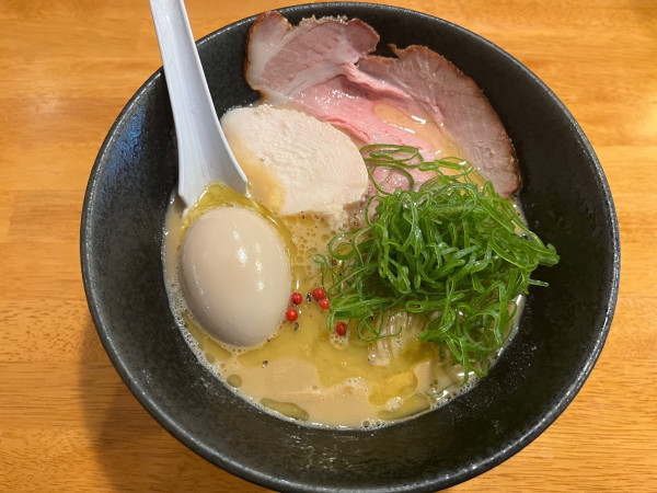 「味玉入り鶏白湯＋替玉」@鶏そば 日輪の写真