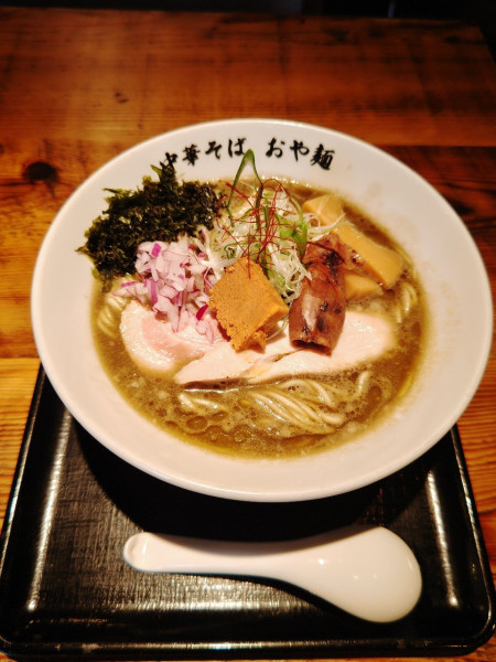「地鶏とイカ煮干しの黒白湯麺(限定A)(1,400円)」@中華そば おや麺の写真
