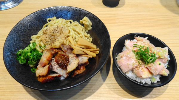 「背脂焼豚のまぜそば(1,300円)+鶏塩飯(480円)」@しおらーめん進化 2ndの写真