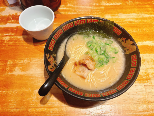 「あっさり豚骨」@ららら らーめん 佐賀駅北口店の写真