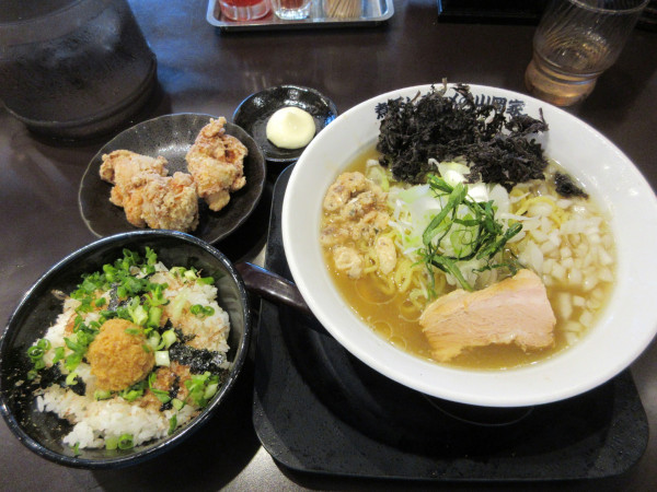 「冷やし鯛煮干しラーメン山わさびご飯セット（１２３０円）唐揚げ」@煮干しラーメン山岡家 荒川沖店の写真
