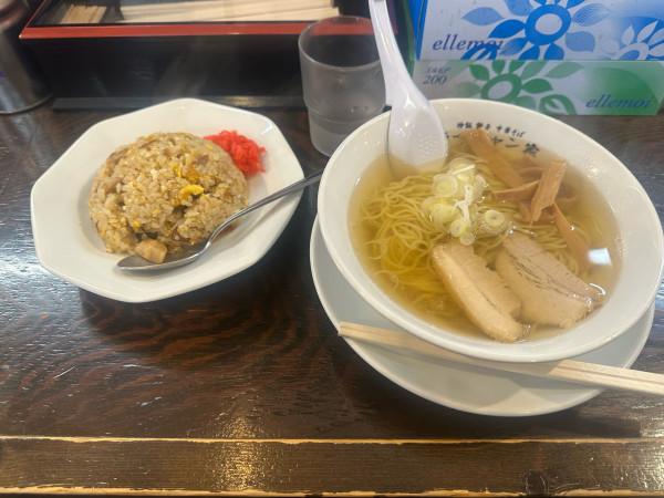 「煮干し中華そば+半チャーハン」@ラーチャン家 女池本店の写真