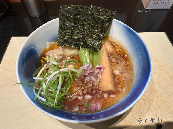 「生姜醤油らぁめん(ワンタン、焼き海苔、九条ネギトッピング)」@らぁめん 紬麦の写真