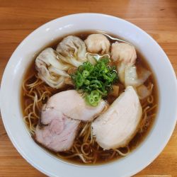 肉と海老ワンタン麺（黒）大盛