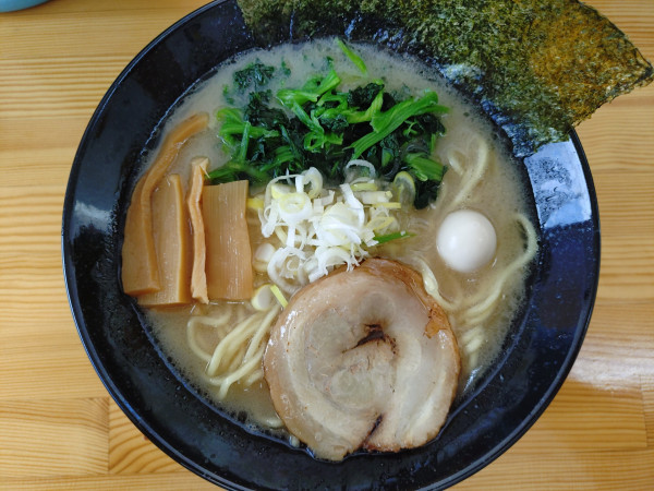 「塩豚骨ラーメン（かため、多め、薄め）」@ラーメン丸幸屋の写真
