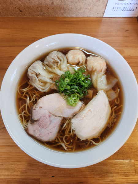 「肉と海老ワンタン麺（黒）大盛」@支那そば くろ田の写真