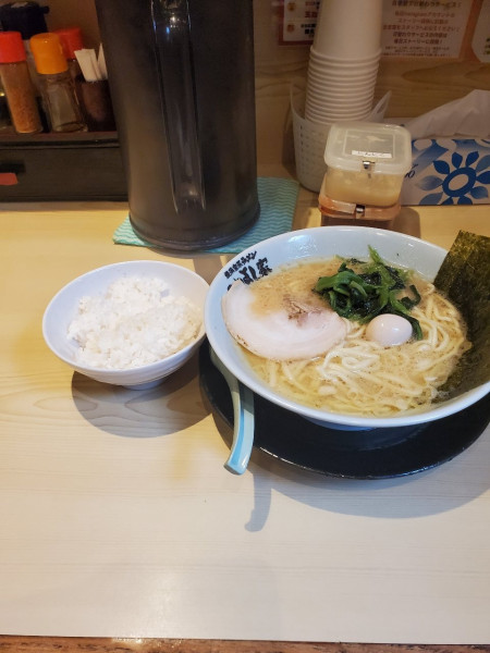 「豚骨醤油ラーメン@870」@横浜家系ラーメン こめよし家の写真