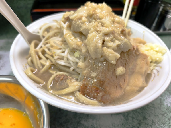 「大ラーメン・生卵（麺硬め・脂・ニンニク少なめ）」@ラーメン二郎 新宿小滝橋通り店の写真