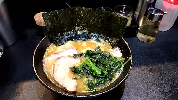 「ラーメン（９００円）」@家系ラーメン竜の写真