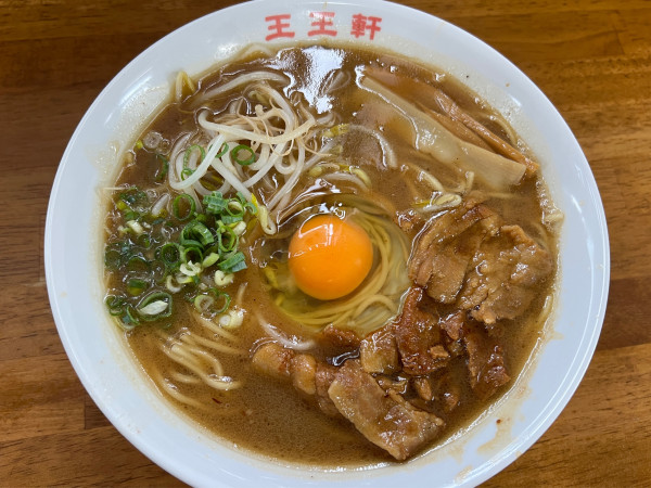 「支那そば 生卵入」@支那そば 王王軒 本店の写真