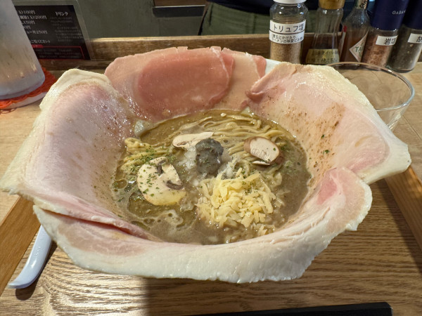 「チャーシューポルチーニラーメン」@伊太そば 豚骨イタリアンラーメンの写真