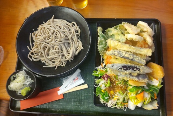 「早割 10割 もりそば 並 650円×2 野菜天ぷら400円」@石臼十割そば森久の写真