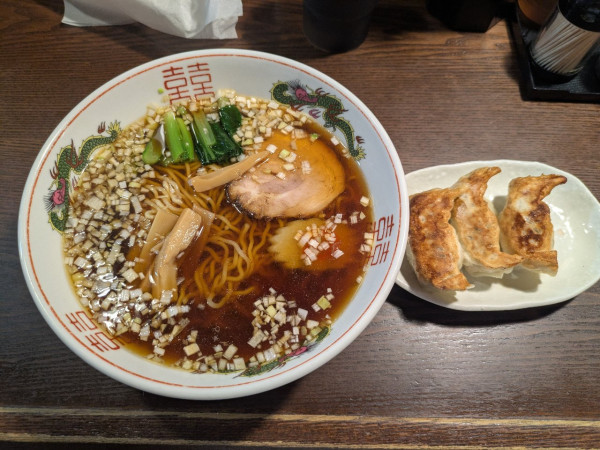 「ラーメン850円+ギョーザ３個400円」@來々軒の写真