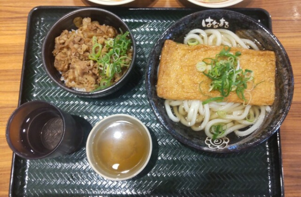 「きつね中700円 ・セット牛肉ごはん350円」@はなまるうどん 山形鉄砲町店の写真