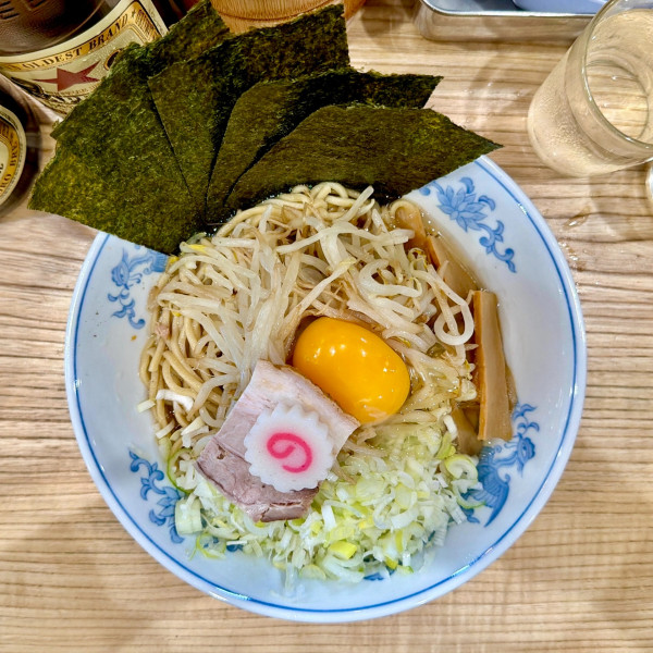 「サッポロ赤星２本＋賄い焼豚皿＋メンマ皿→油そば 板海苔生玉子」@らーめん 高尾の写真