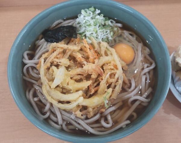 「天ぷらたまご入りそば400円 大盛100円」@味平の写真