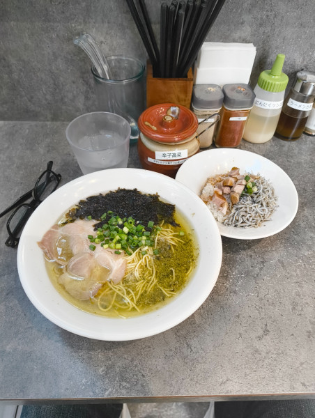 「牡蠣塩ラーメン+まかない飯　1150円」@むかん 戸越銀座の写真