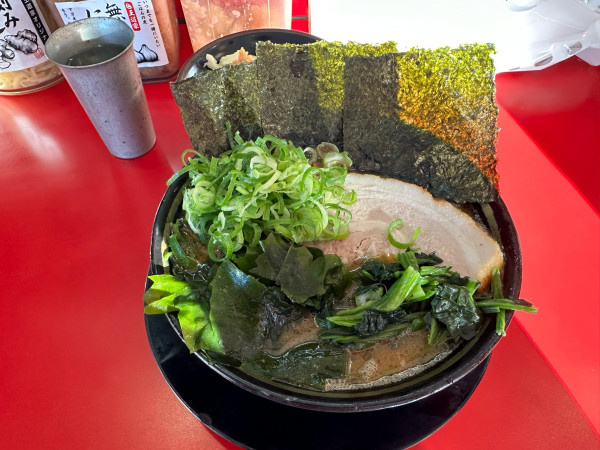 「ラーメン（海苔＋三陸ワカメ＋薬味ネギ）＋半ライス」@家系ラーメン 王道 神道家の写真
