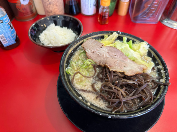 「塩ラーメン(キクラゲ+キャベツ+薬味ネギ)+半ライス」@家系ラーメン 王道 神道家の写真