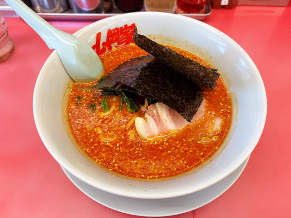 「辛味噌ラーメン 中辛　840円」@ラーメン山岡家 豊橋下地店の写真