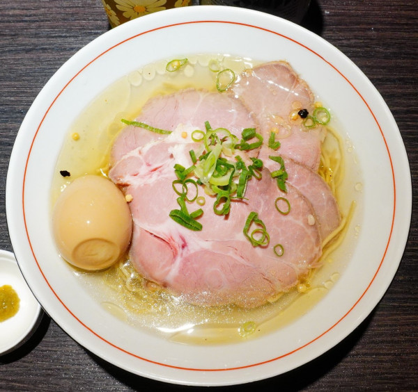 「塩かけそば＋低温チャーシュー＋田中農場の味玉＋ビンビール」@中華そば 十目一八食堂の写真