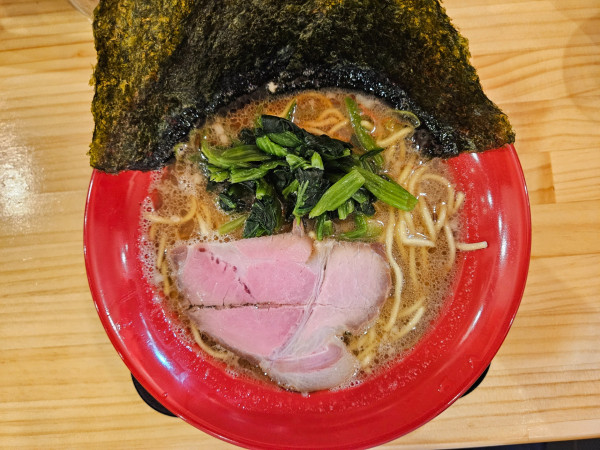 「家系ブラックラーメン」@横浜家系ラーメン 釜焼家の写真