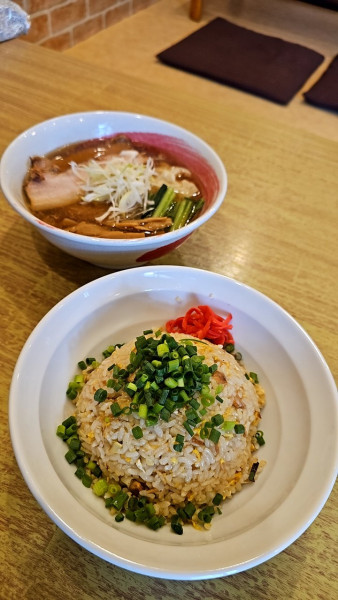 「月曜限定麺 昔ながらのラーメンとチャーハン（並）」@麺処 慶の写真
