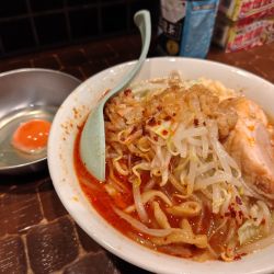 小豚そば（辛）950円 生たまご100円