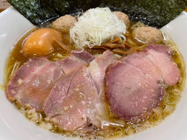 「全部のせ醤油らーめん＋実山椒つくね（1810円）」@しののめヌードルの写真