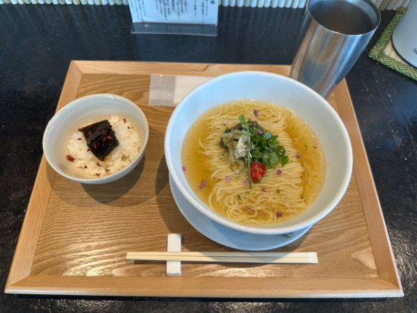 「なにわの羅臼昆布塩出汁そば 〆ご飯付き」@なにわ麺次郎 雅の写真
