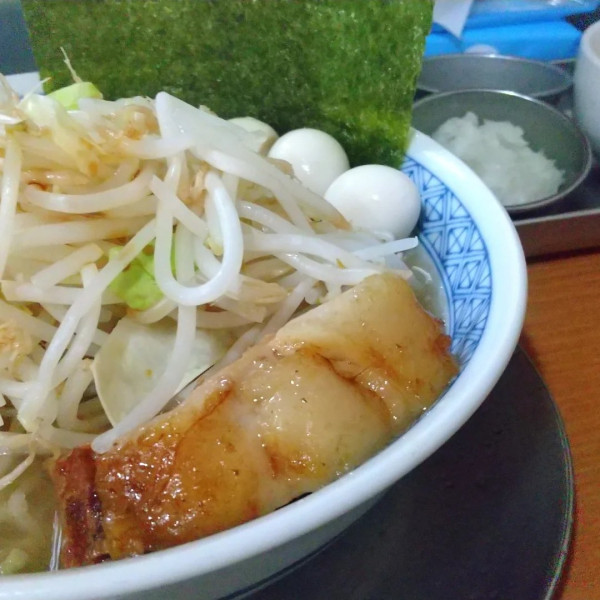 「#ラーメン #味付き脂 #玉葱 #950円 #うずら卵 #50円」@ラーメン ぶぅさんの写真